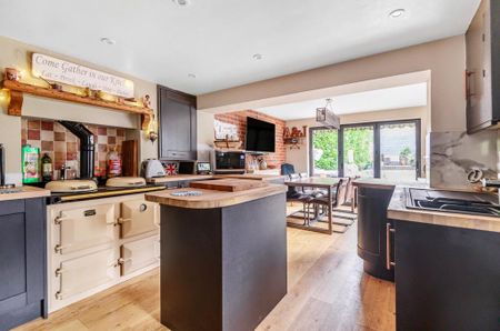 4 bedroom end of terrace house to rent - Photo 3