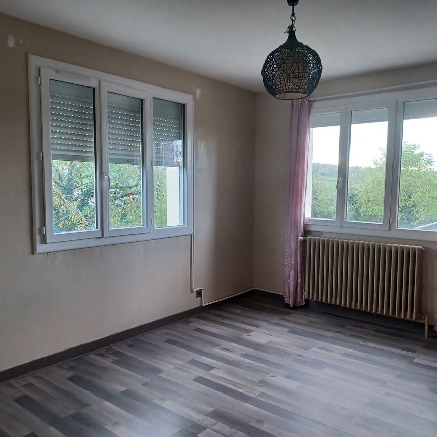 Appartement de 4 pièces de 109 m² avec terrasse, jardin et 2 places de stationnement. - Photo 1