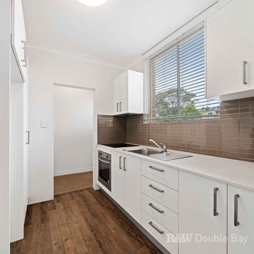 Quiet Modern Apartment with Lock-up Garage - Photo 1