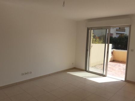 Location Appartement 2 pièces 50m² DRAGUIGNAN 83300 - Photo 2
