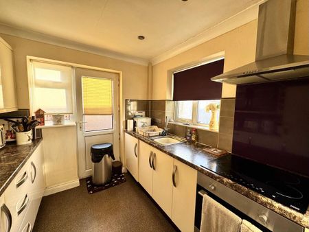 2 bedroom semi-detached bungalow to rent - Photo 2