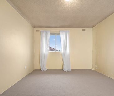 Large one bedroom unit located in a quiet street, close to transpor... - Photo 2