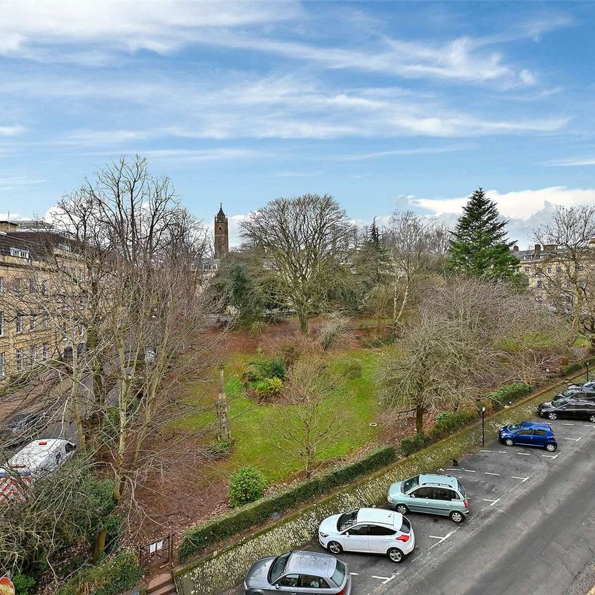 This well-presented 3-bedroom top floor apartment. - Photo 1