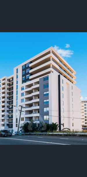 Modern 3 bedroom apartment close to amenities for lease - Photo 1