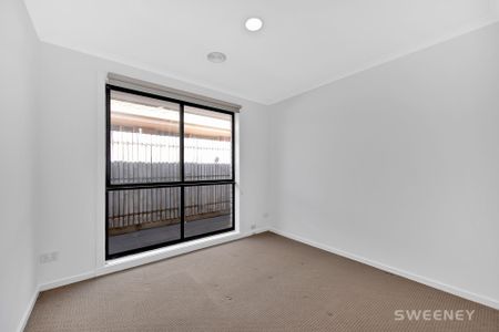 Exceptionally spacious and tastefully refurbished residence in quiet court location - Photo 5