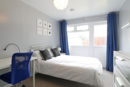 1 bedroom in a house share to rent - Photo 2