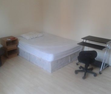 Large double bedroom to let - Photo 6