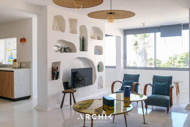 Architecture des années 70, cet immeuble situé en front de mer accueille en son 2ème étage un très bel appartement de 103 m2 alliant charme, modernité et esprit vacances. - Photo 1