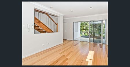 Stunning Townhouse in a Quiet Clayfield Street - Photo 2