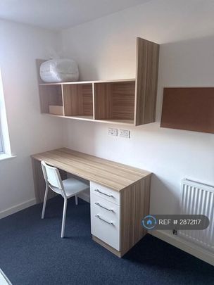 9 bedroom flat to rent - Photo 1