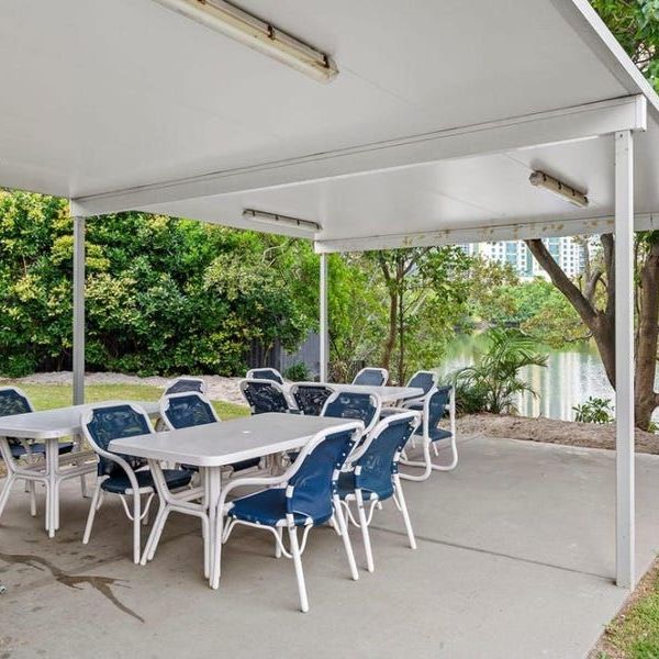 Central Surfers Paradise large furnished 1 bedroom unit plus study - Photo 2