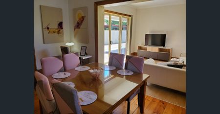 Fully Furnished Character 3 Bed Home With Double Garage - Photo 2