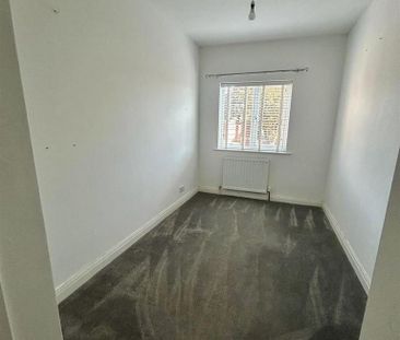 2 bedroom end of terrace house to rent - Photo 3