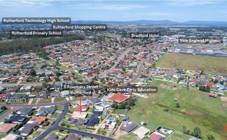 IMMACULATELY PRESENTED FULLY FURNISHED 4 BEDROOM HOME - IDEAL FOR NDIS SETUP - Photo 3