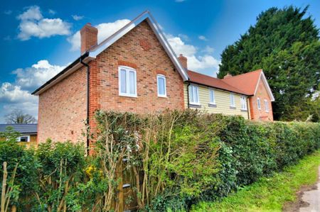 2 bedroom semi-detached house to rent - Photo 5