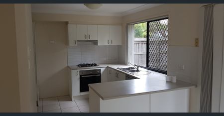 Spacious 3 bedroom 2 bathroom townhouse for rent! - Photo 4