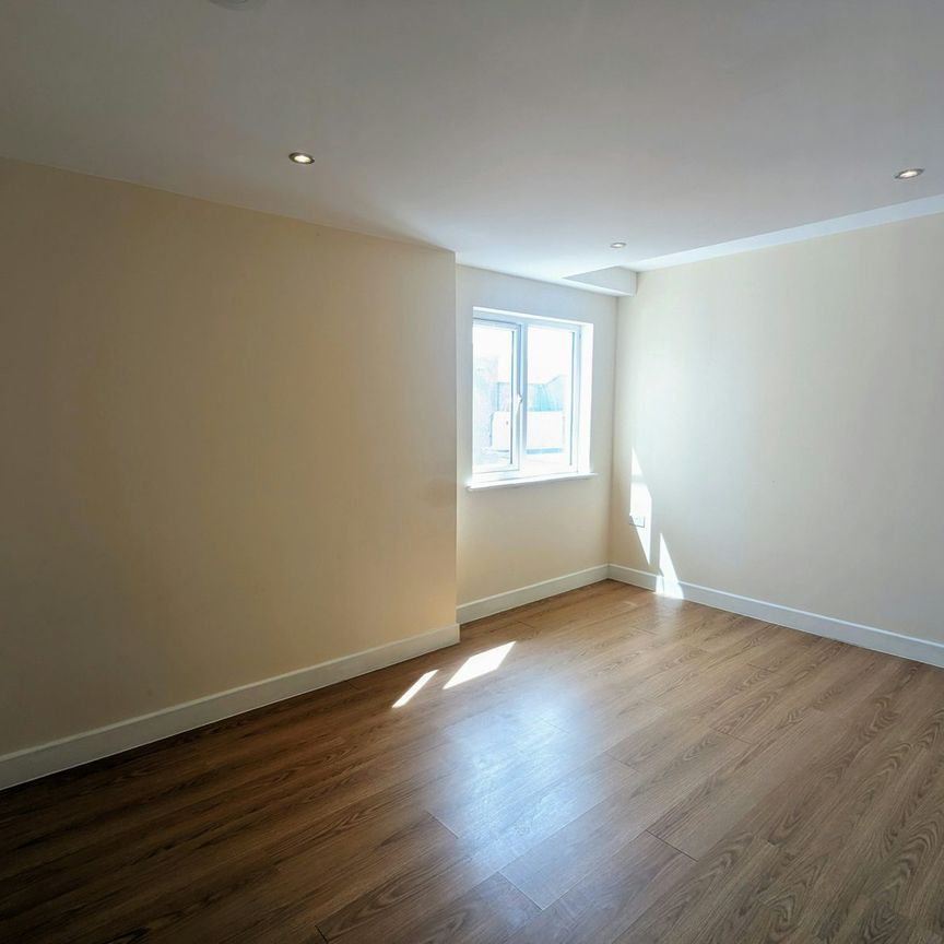 Flat to rent on - Photo 1