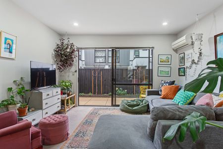 Modern 3 Bedroom Townhouse Riccarton near Hagley Park - Photo 2