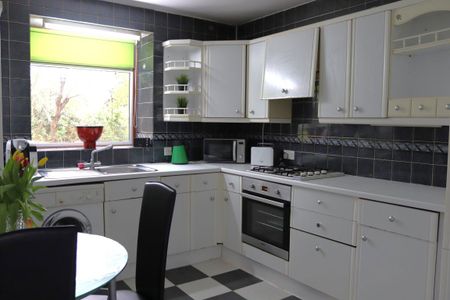 To Let 1 Bed Flat - Photo 5