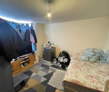 4 bedroom semi-detached house to rent - Photo 3