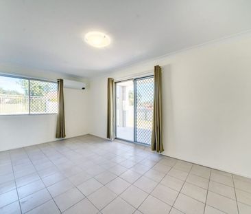 Spacious Luxury Family Living with a Swimming Pool in Jamboree Heights - Photo 4