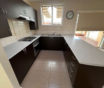 Classic 3Br Family Home in Point Cook! - Photo 2