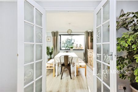 4 bedroom house to rent Cherry Avenue, Charlton Kings, Cheltenham, GL53 - Photo 3