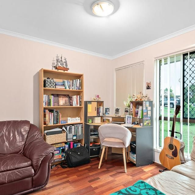 Stunning Family Home in Crestmead - Photo 1