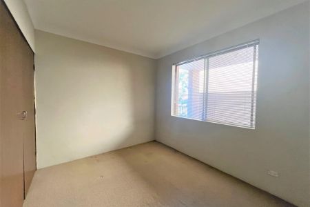 Spacious two-bedroom unit in great location! - Photo 2