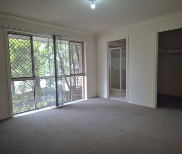 Comfortable Three Bedroom Family Home close to Robina Town Centre a... - Photo 6