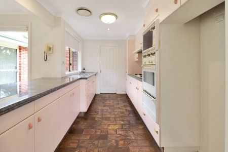 Stunning 4 Bedroom House Offering Convenience And Lifestyle - Photo 5