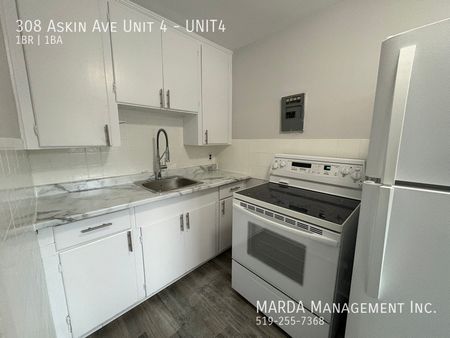 NEWLY RENOVATED 1-BEDROOM/1BATH APARTMENT + HYDRO - Photo 2