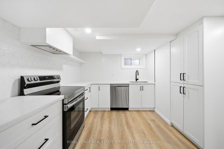 For Lease - 6 Corbett Crescent, Aurora, Ontario - Photo 2