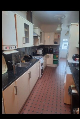 6 Bed Semi-Detached House, Buxton Road, E17 - Photo 3