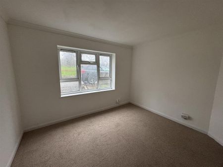 3 bedroom end of terrace house to rent - Photo 3