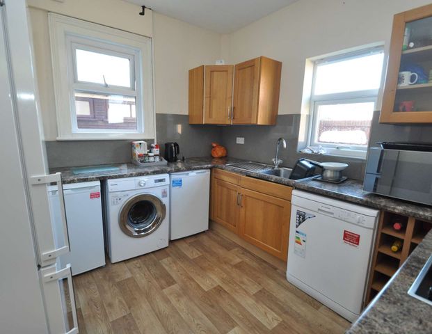 Stroud Road Room 7 - Photo 1