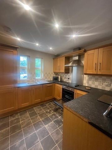 4 bedroom end of terrace house to rent - Photo 2