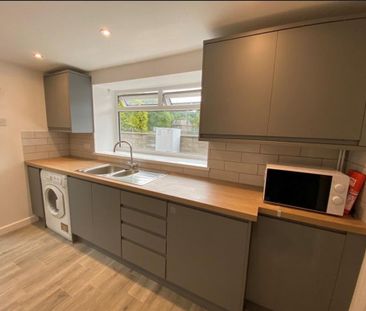 4 bedroom end of terrace house to rent - Photo 4