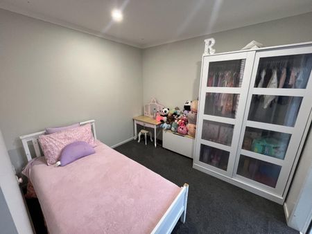 Modern three-bedroom home - Photo 2