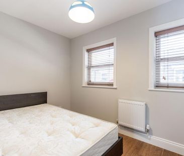 2 bedroom ground floor flat to rent - Photo 2