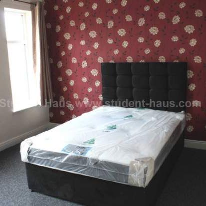 3 bedroom property to rent in Salford - Photo 1