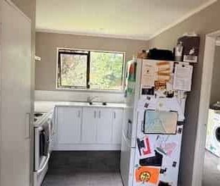 Sunny 3-Bedroom Home with Great Outdoor Living - Photo 5