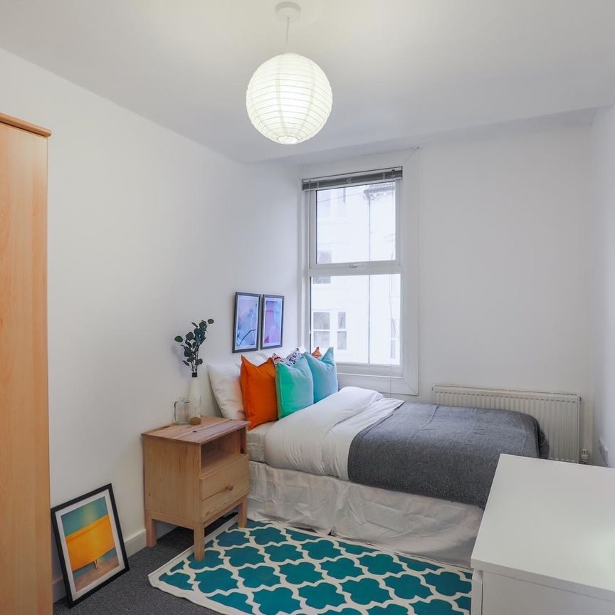 Lovely house with garden, close to Universities Room F - Photo 1