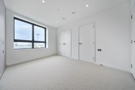 Available from 11/11/2025 - 1 Bed Apartment, Furnished - Photo 4
