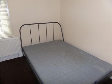 1 bedroom in a house share to rent - Photo 4