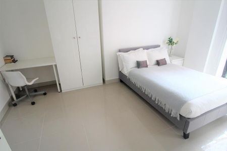 3 bedroom flat to rent - Photo 2