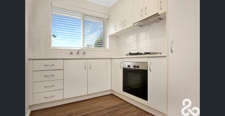 Spacious Refurbished Two Bedroom Apartment With Balcony - Photo 4