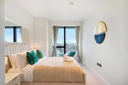 2 bedroom flat in London - Photo 3