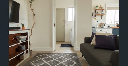 Stunning | Chic | Vibrant - Photo 2