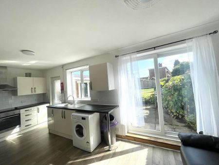 4 bedroom semi-detached house to rent - Photo 4